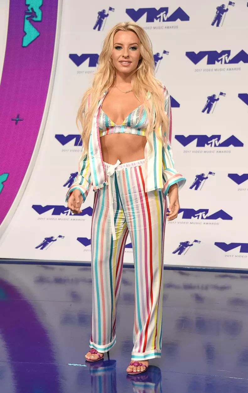 Sophie Beem s-a îmbrăcat în pijama.