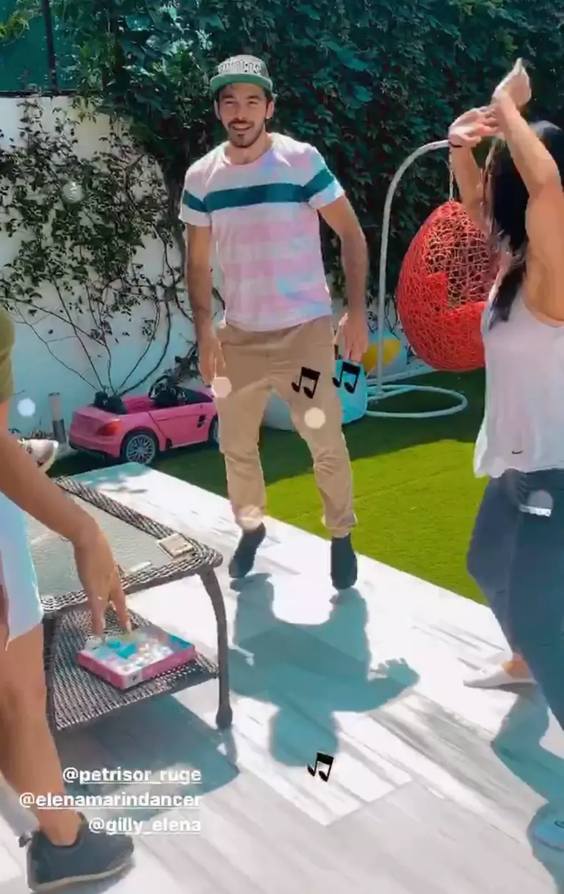 Andreea-Bălan-face-repetiții-acasă-3