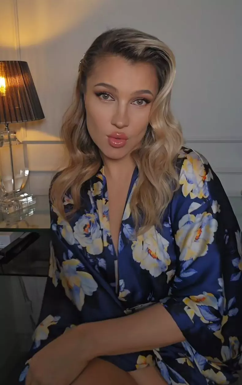 Lora  B
