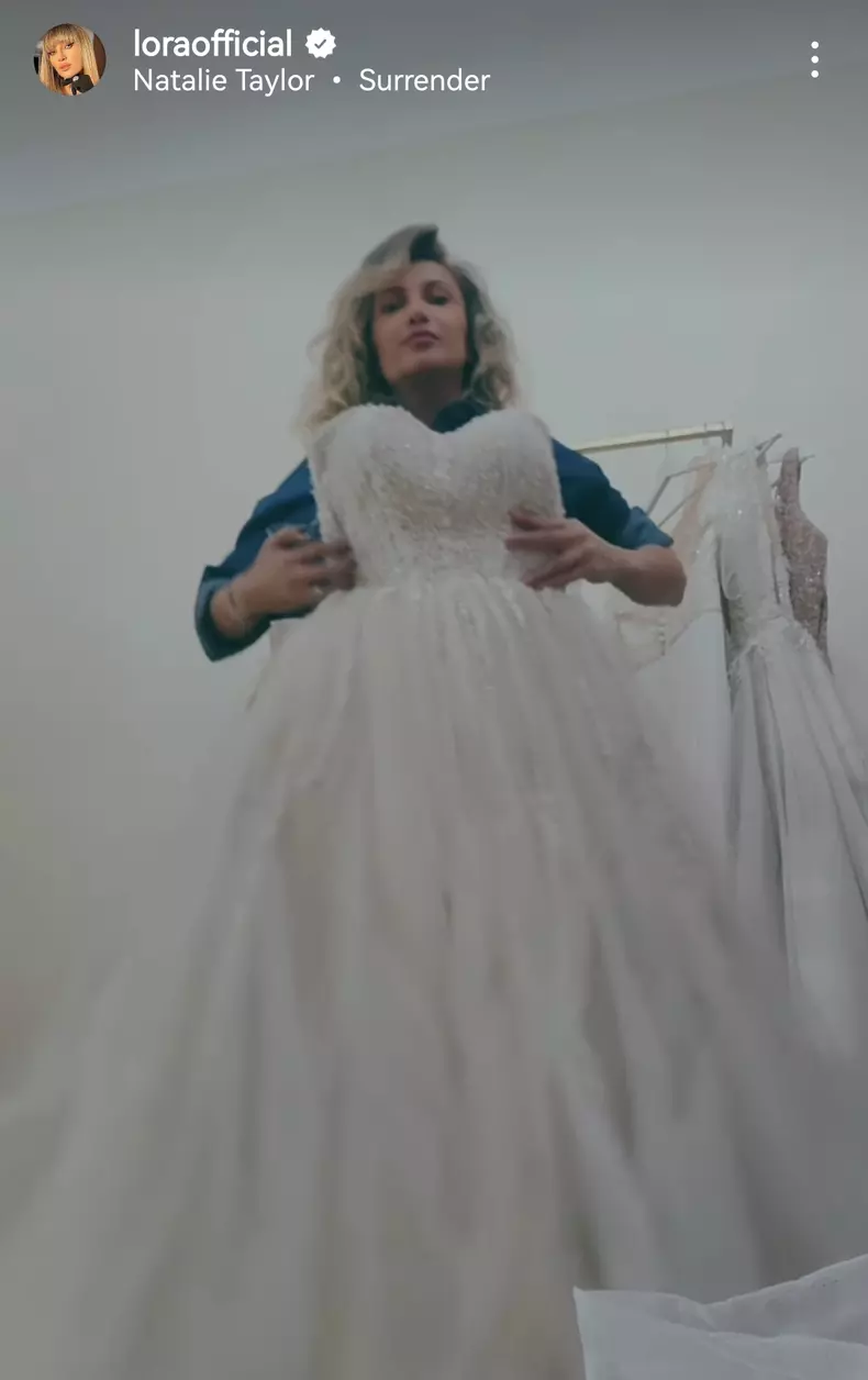 Lora a îmbrăcat rochia de mireasă. Cum au reacționat fanii