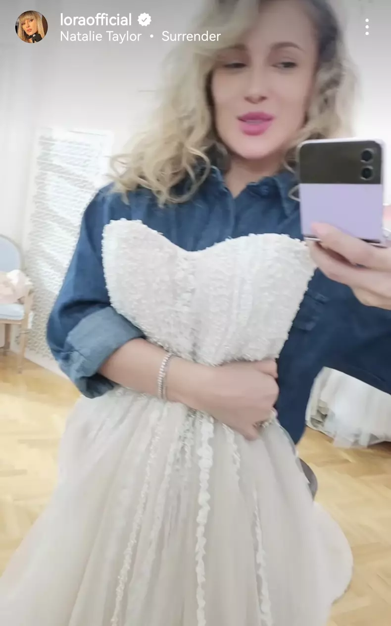 Lora a îmbrăcat rochia de mireasă. Cum au reacționat fanii