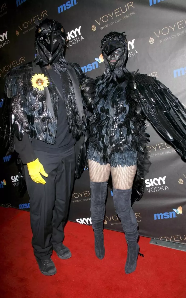 În 2009 s-a deghizat într-o pasăre