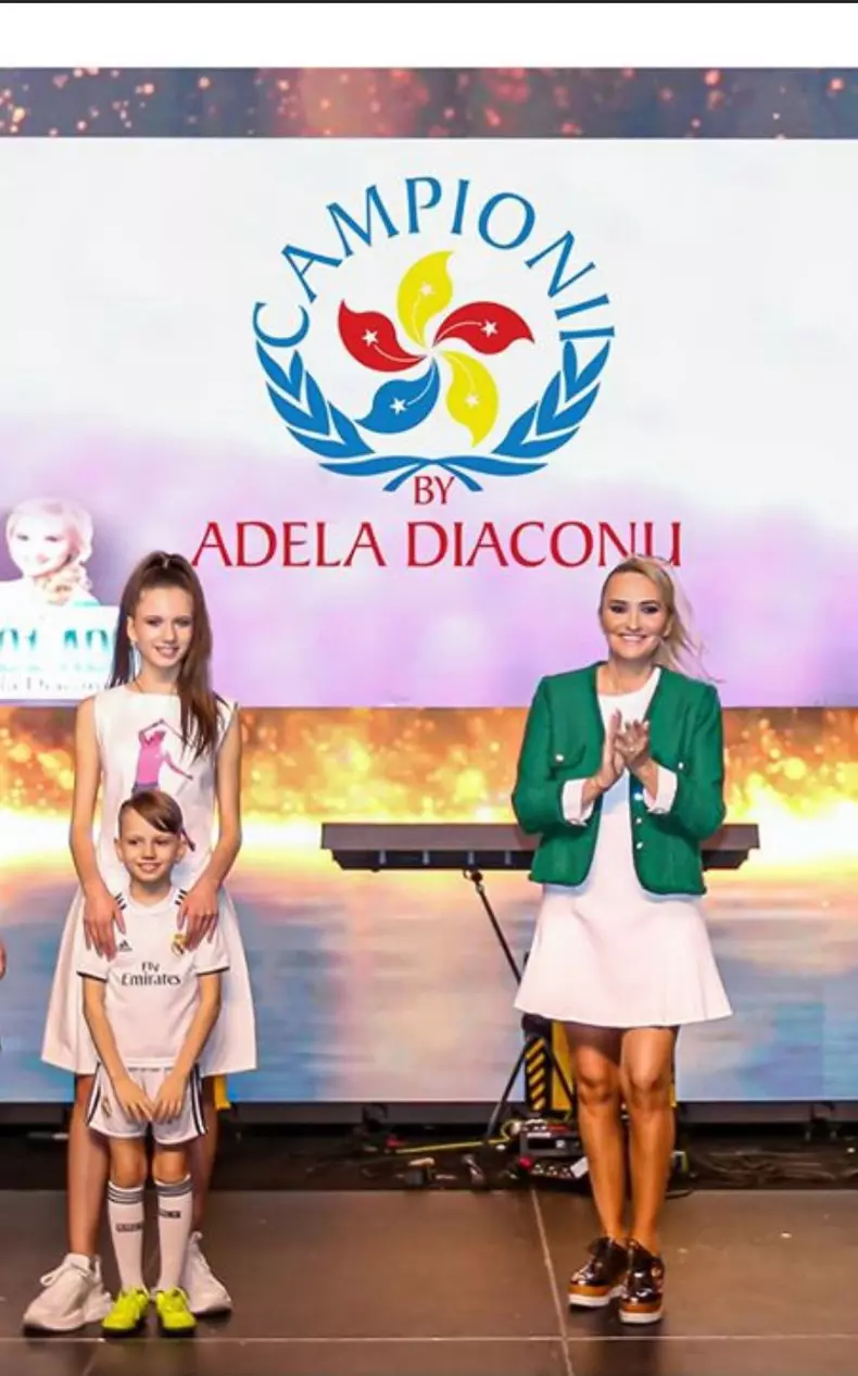 adela-draghiciu-cind-era-mai-mica-cu-fratele-ei-in-prezentare