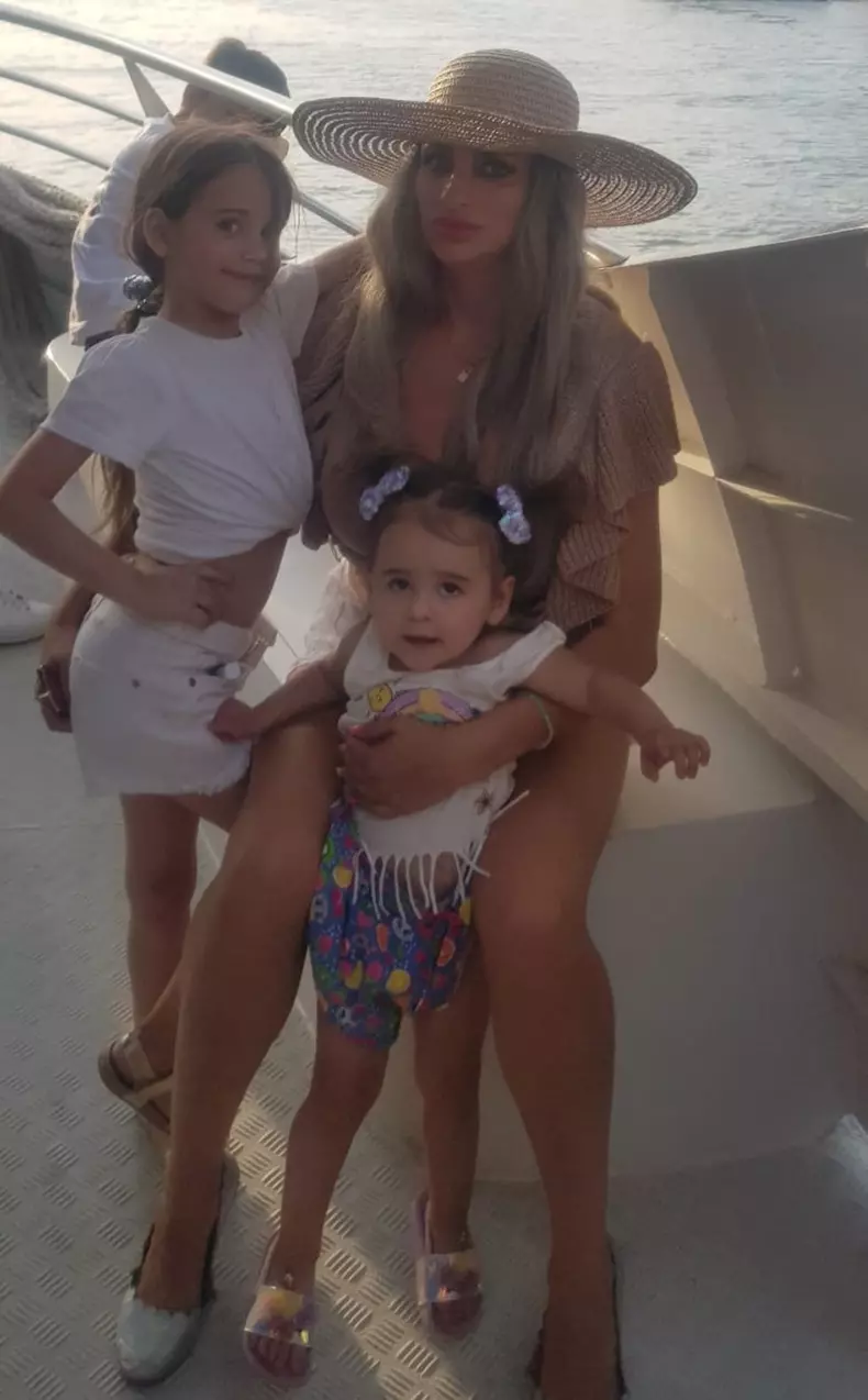 Sanziana si fiicele sale