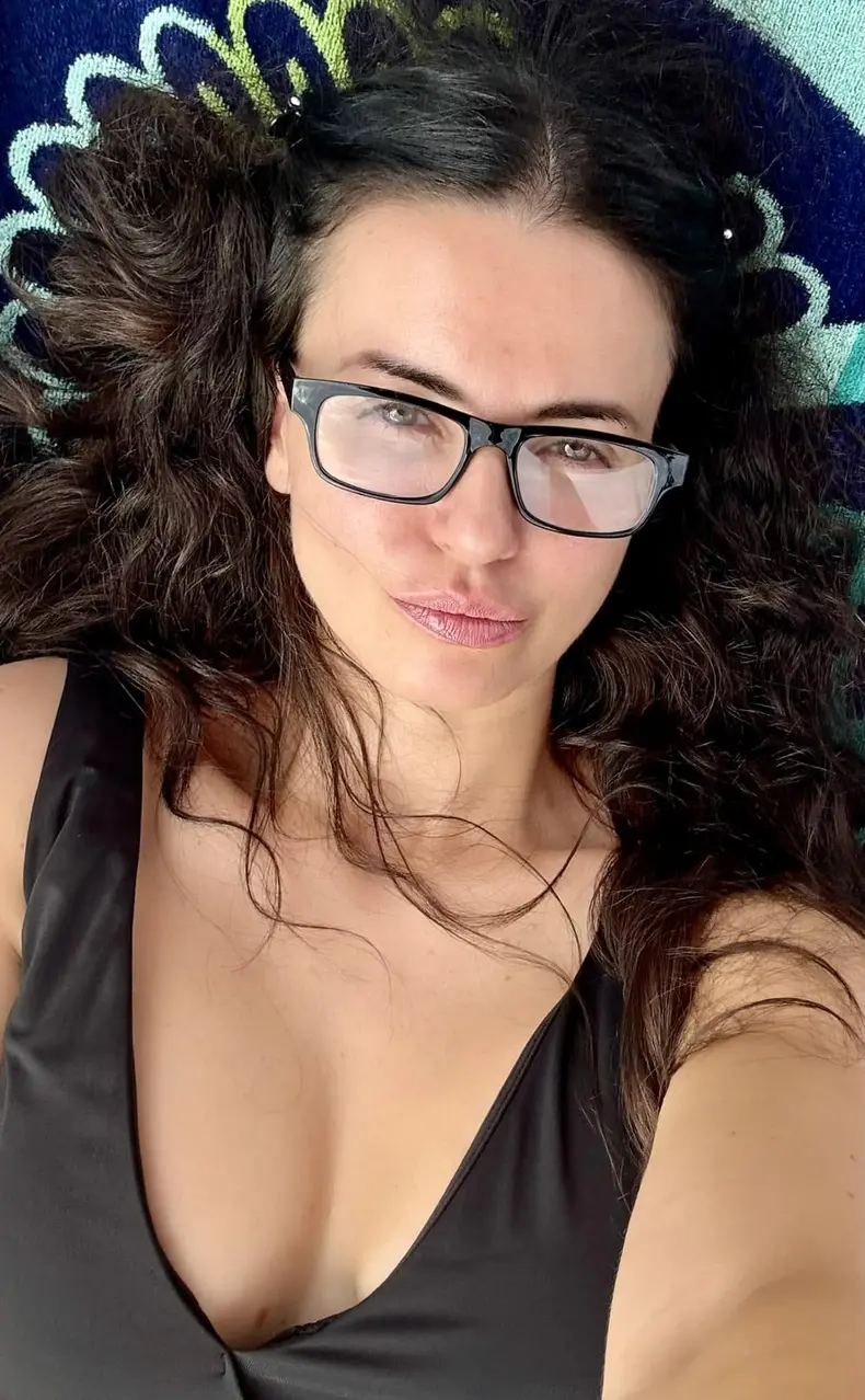 madalina apostol cu ochelari