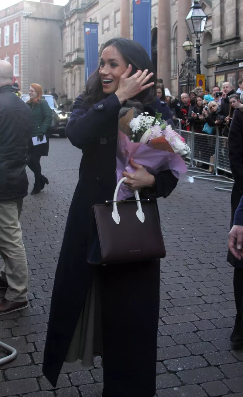 De ce își atinge Meghan Markle întotdeauna părul