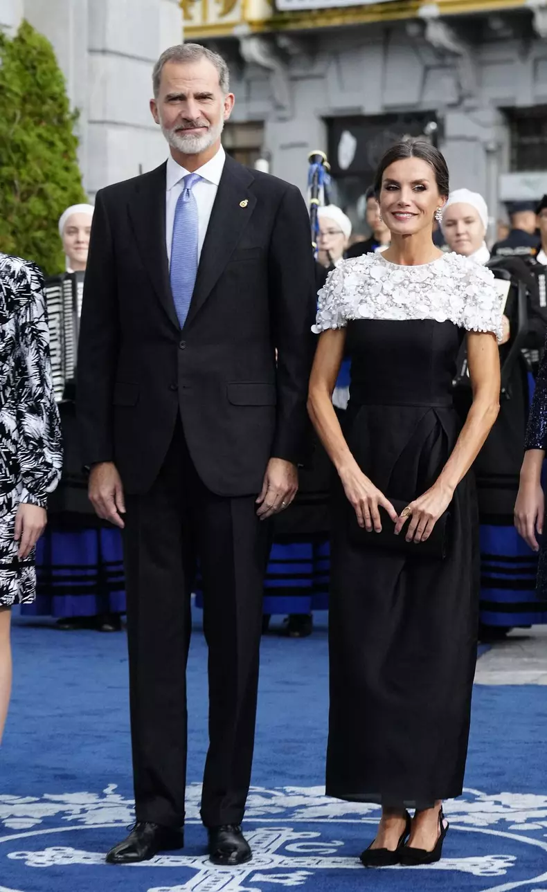 Le roi Felipe VI, la reine Letizia, la princesse Leonor et L'infante Sofia d'Espagne reçoivent les lauréats du 30ème Prix Princesse des Asturies à l’hôtel Reconquista à Oviedo, Espagne, le 28 octobre 2022.