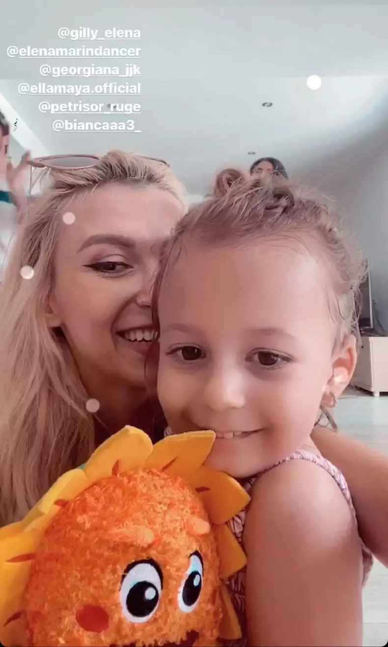 Andreea-Bălan-face-repetiții-acasă-2