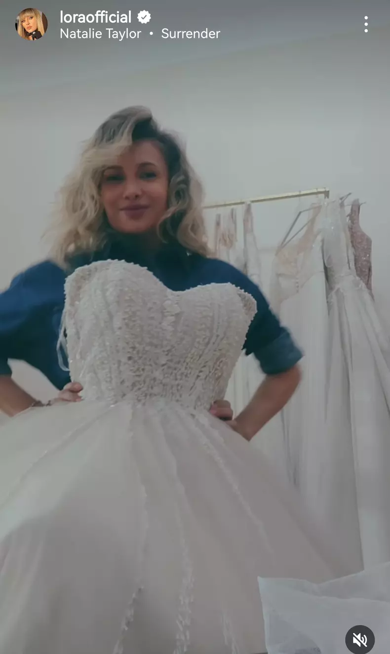 Lora a îmbrăcat rochia de mireasă. Cum au reacționat fanii