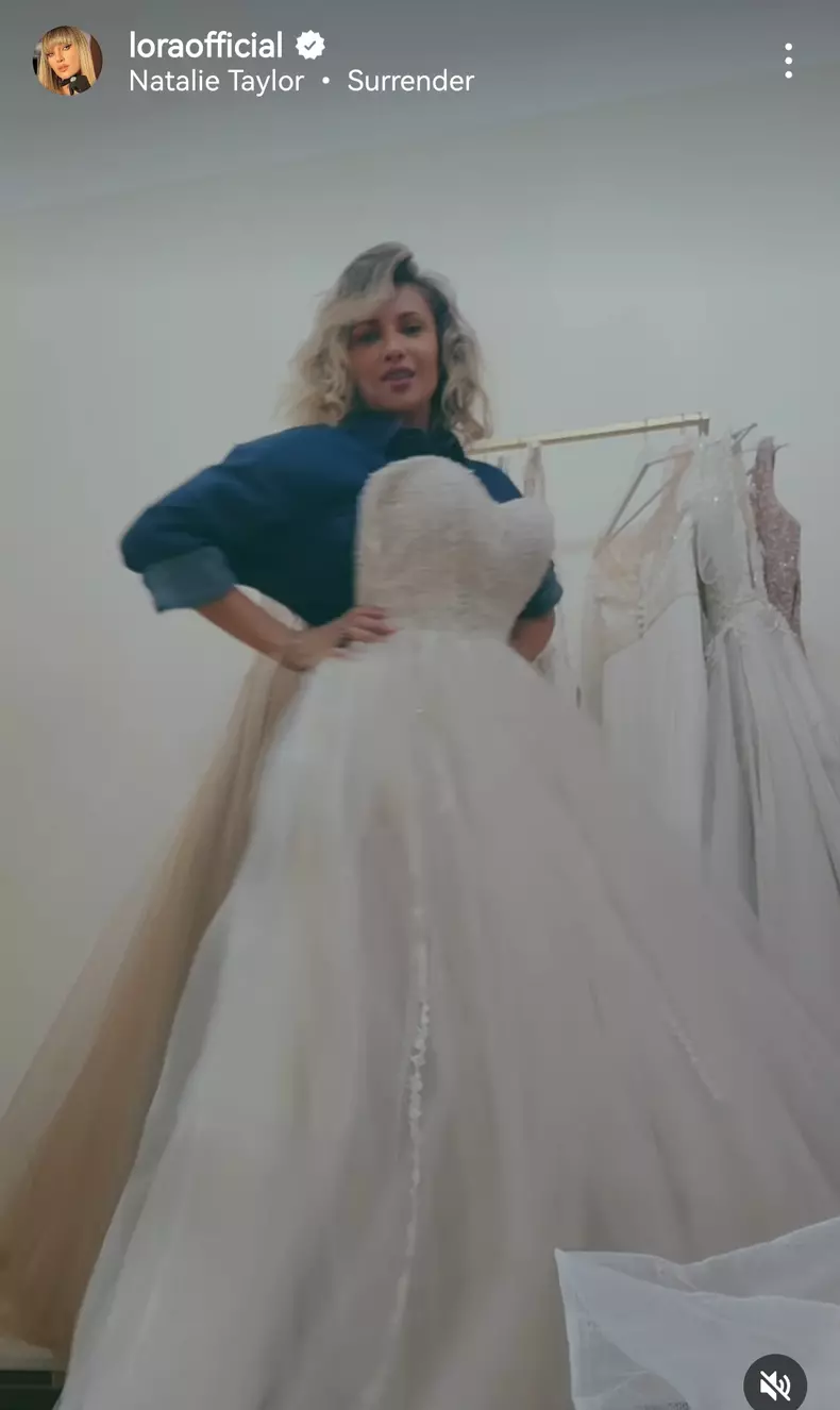 Lora a îmbrăcat rochia de mireasă. Cum au reacționat fanii