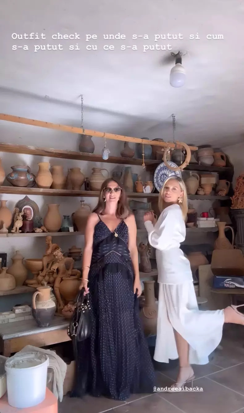 Laura Cosoi şi Adela Popescu la botezul celei de-a patra fiică a Laurei Cosoi