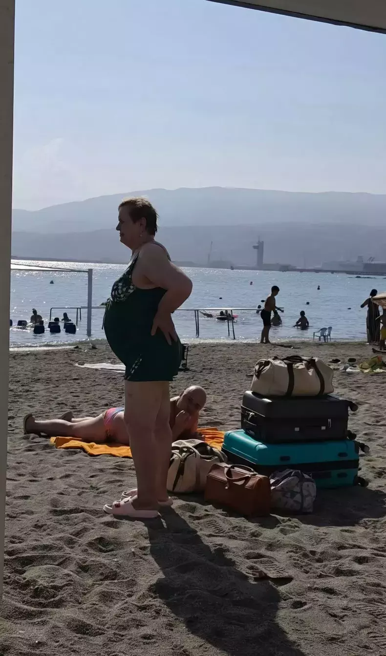 cristi-din-banat-cu-bagajele-pe-plaja