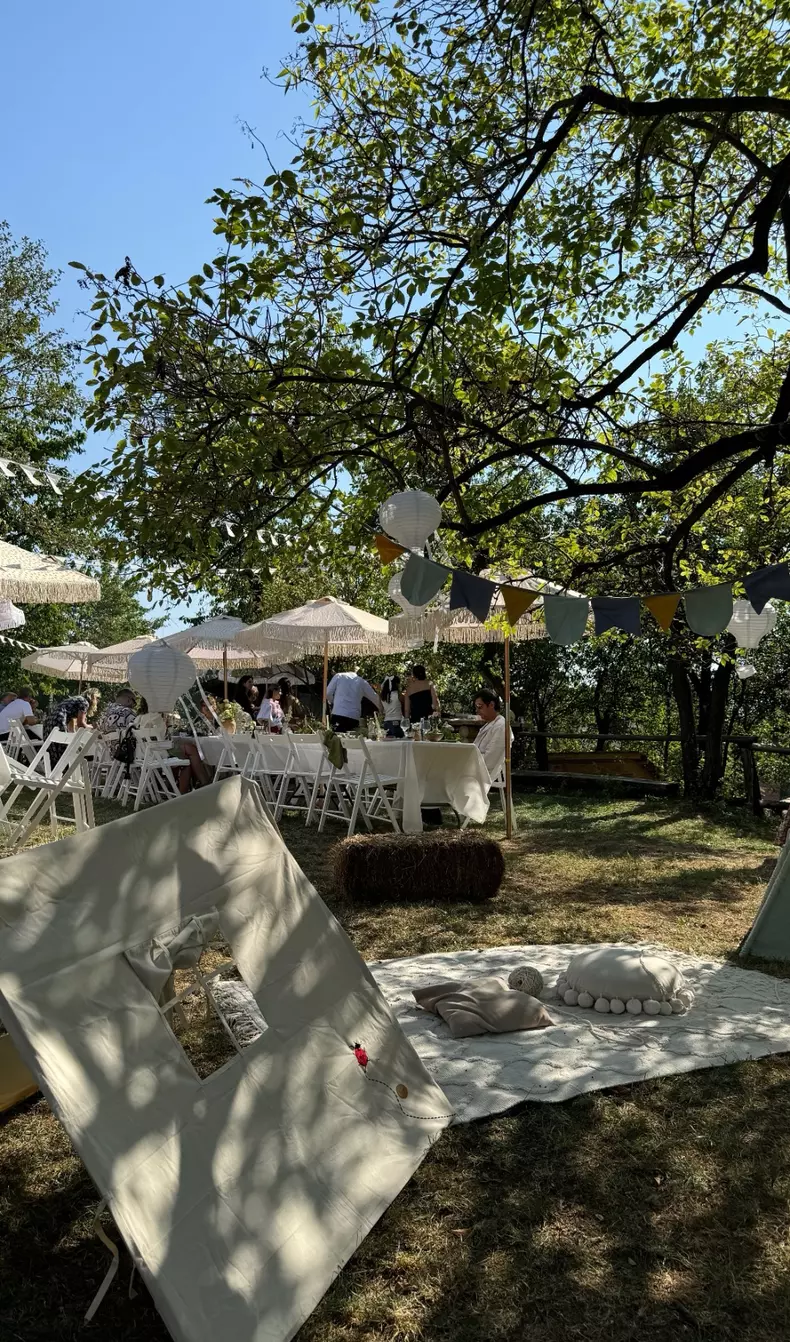 Cadrul de la botezul celei de-a patra fiică a Laurei Cosoi