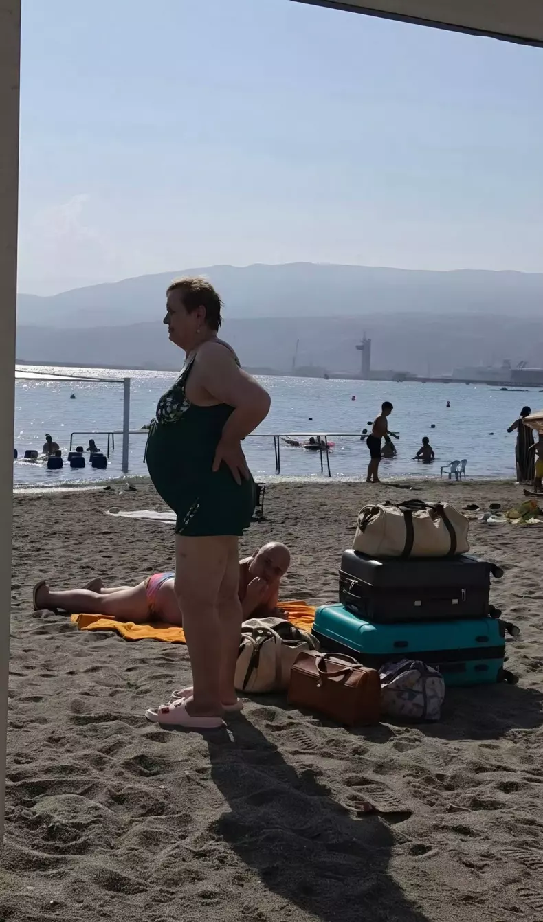cristi din banat cu bagajele pe plaja