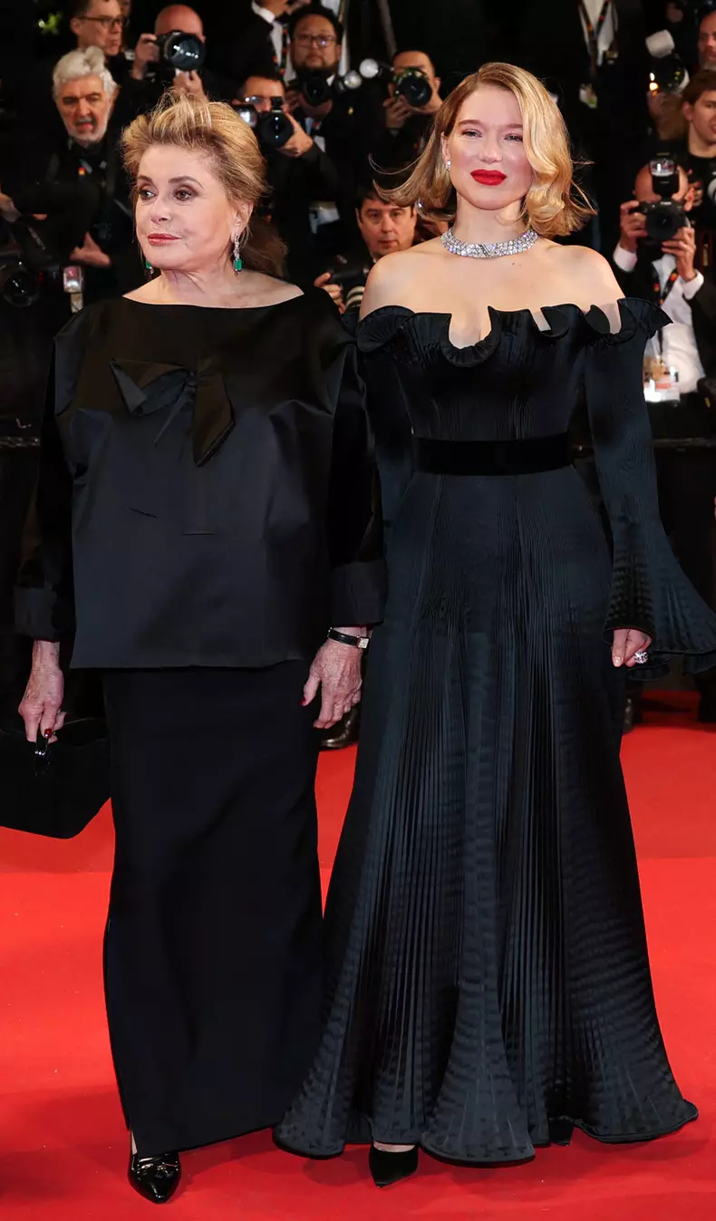 Catherine Deneuve (ținută Celine), Léa Seydoux (ținută Louis Vuitton)