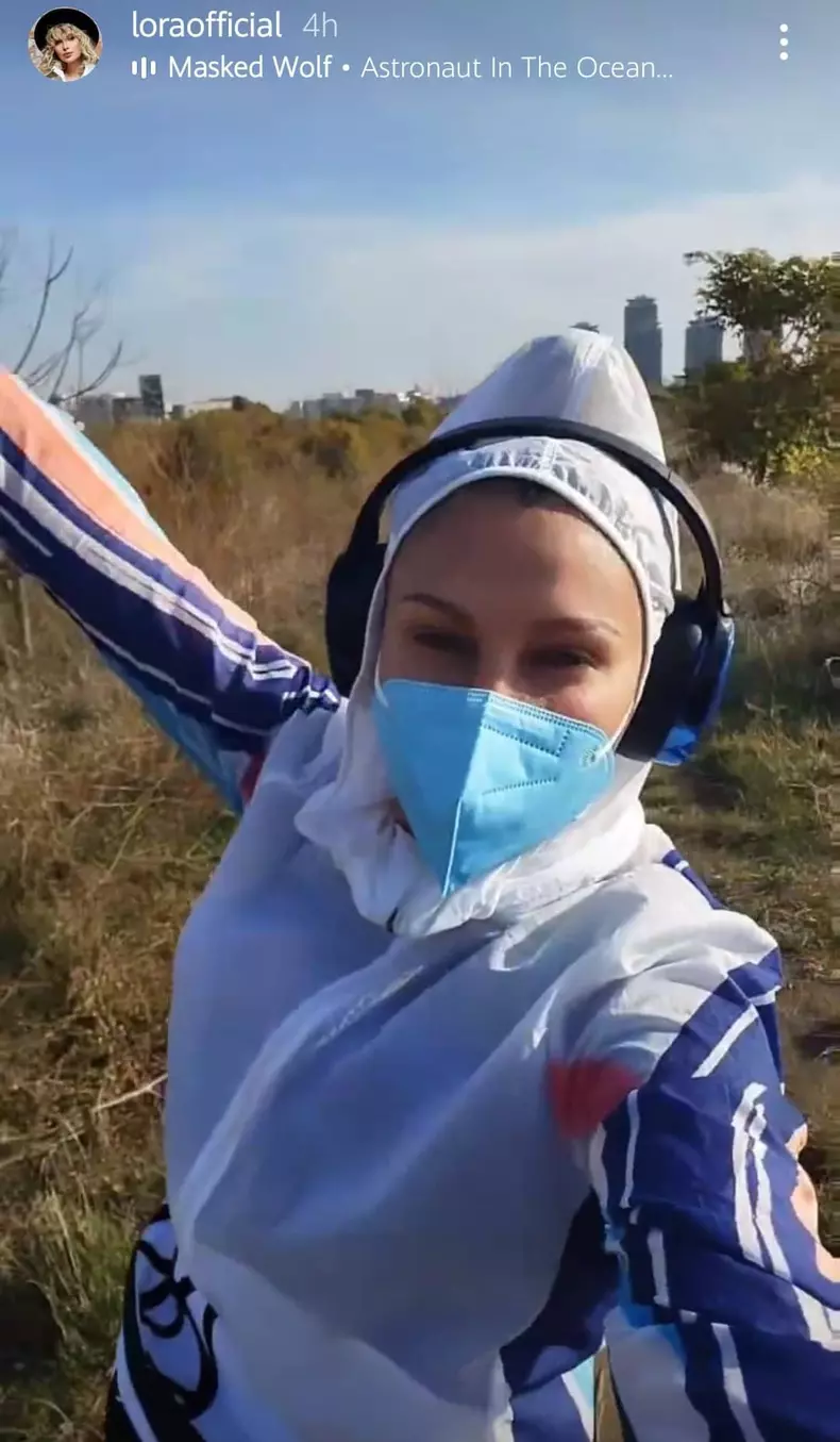 Lora-s-a-lasat-de-fumat-1