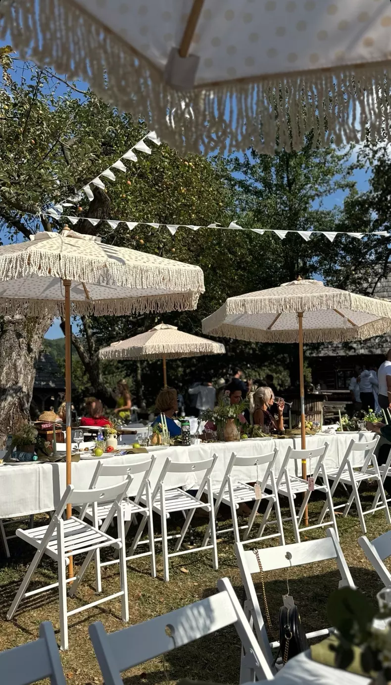 Cadrul de la botezul celei de-a patra fiică a Laurei Cosoi