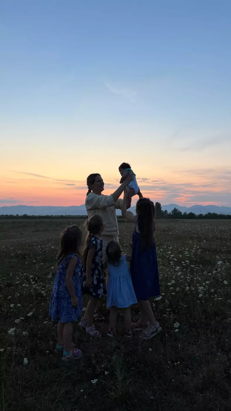 Laura Cosoi și cele cinci fete ale ei, Rita, Vera, Lara, Aida și Nina (2)