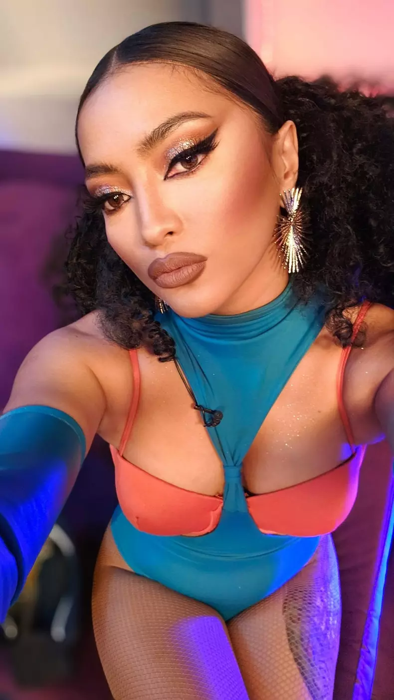Bella Santiago0