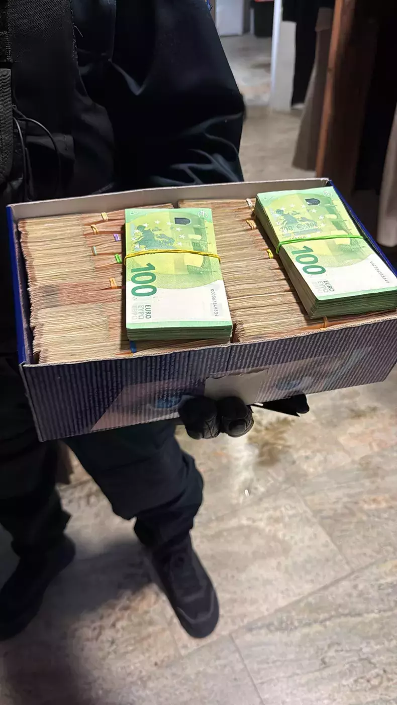 seful-arr-avea-acasa-doua-cutii-de-pantofi-pline-cu-teancuri-de-bani--procurorii-dna-au-numarat-350-000-de-euro-in-vila-lui-cristian-anton-2