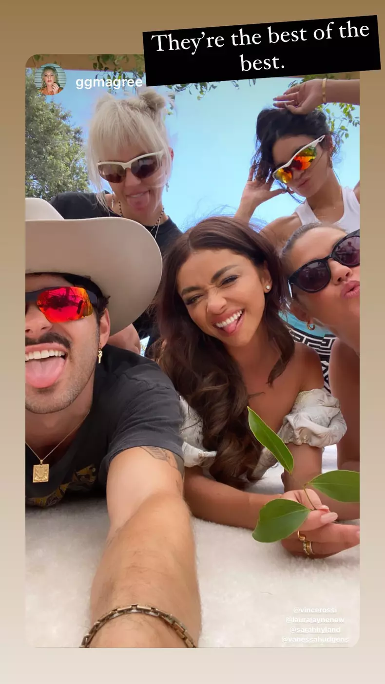Reuniune-speciala-„Modern-Family-la-nunta-lui-Sarah-Hyland.-Cum-a-aratat-rochia-de-mireasa-a-actritei-1