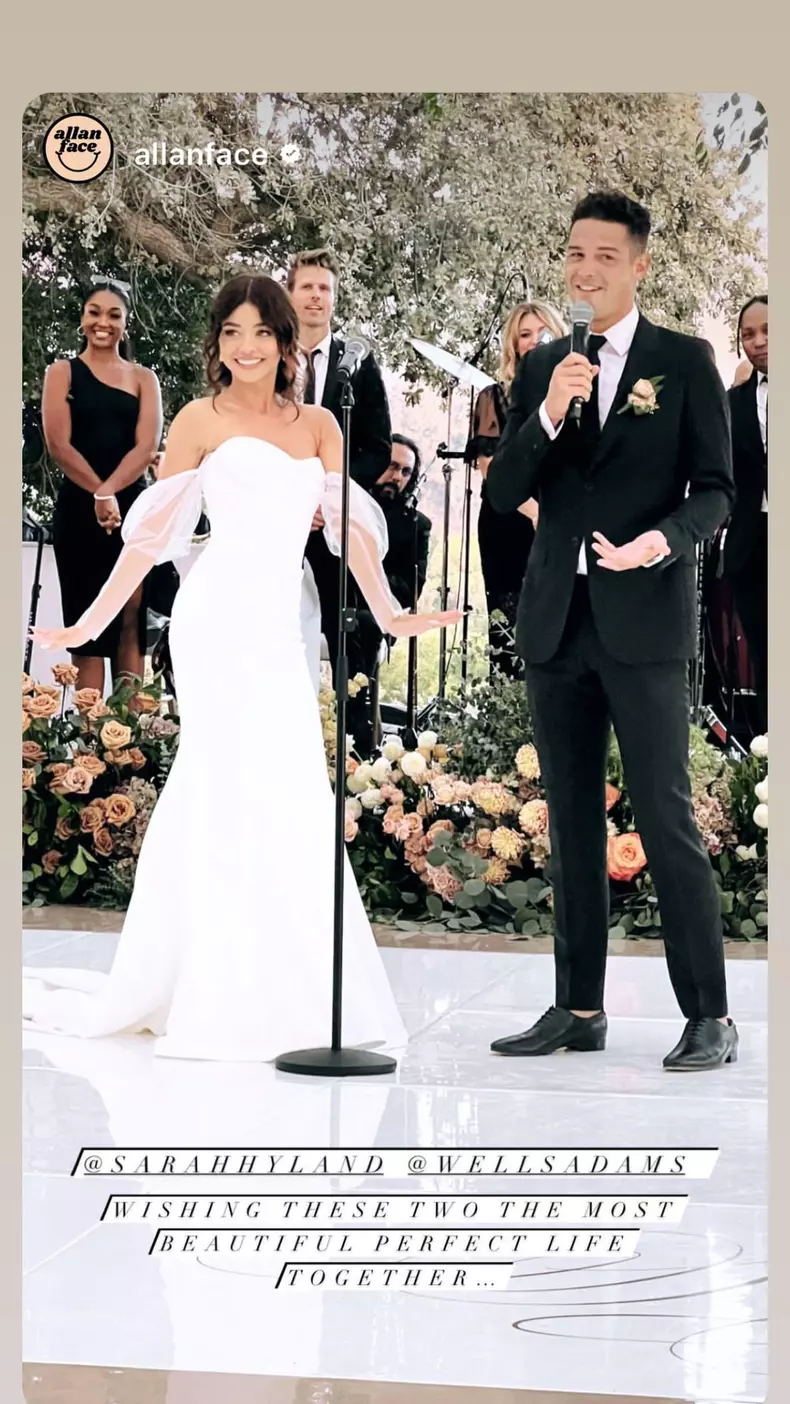 Reuniune-speciala-„Modern-Family-la-nunta-lui-Sarah-Hyland.-Cum-a-aratat-rochia-de-mireasa-a-actritei-2