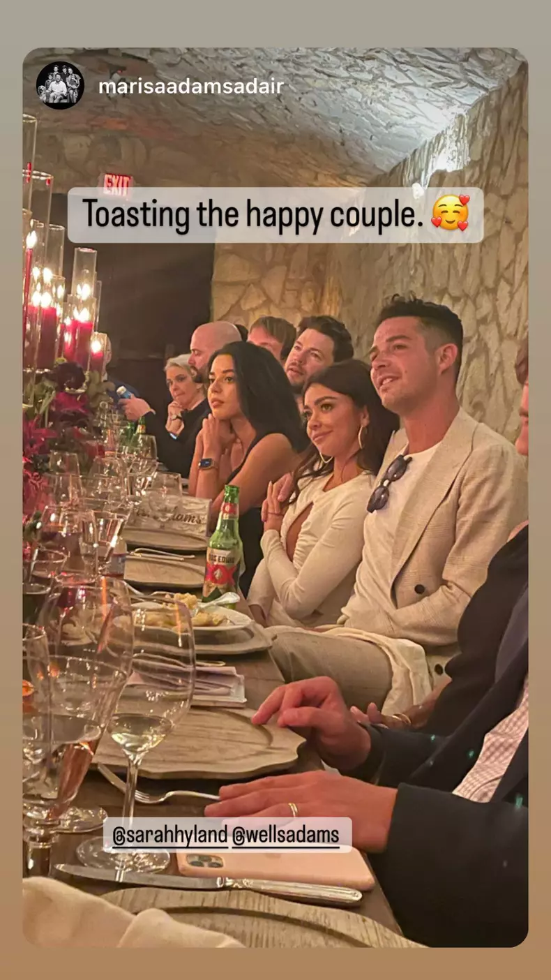 Reuniune-speciala-„Modern-Family-la-nunta-lui-Sarah-Hyland.-Cum-a-aratat-rochia-de-mireasa-a-actritei-4