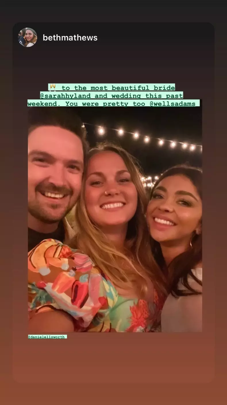 Reuniune-speciala-„Modern-Family-la-nunta-lui-Sarah-Hyland.-Cum-a-aratat-rochia-de-mireasa-a-actritei-9
