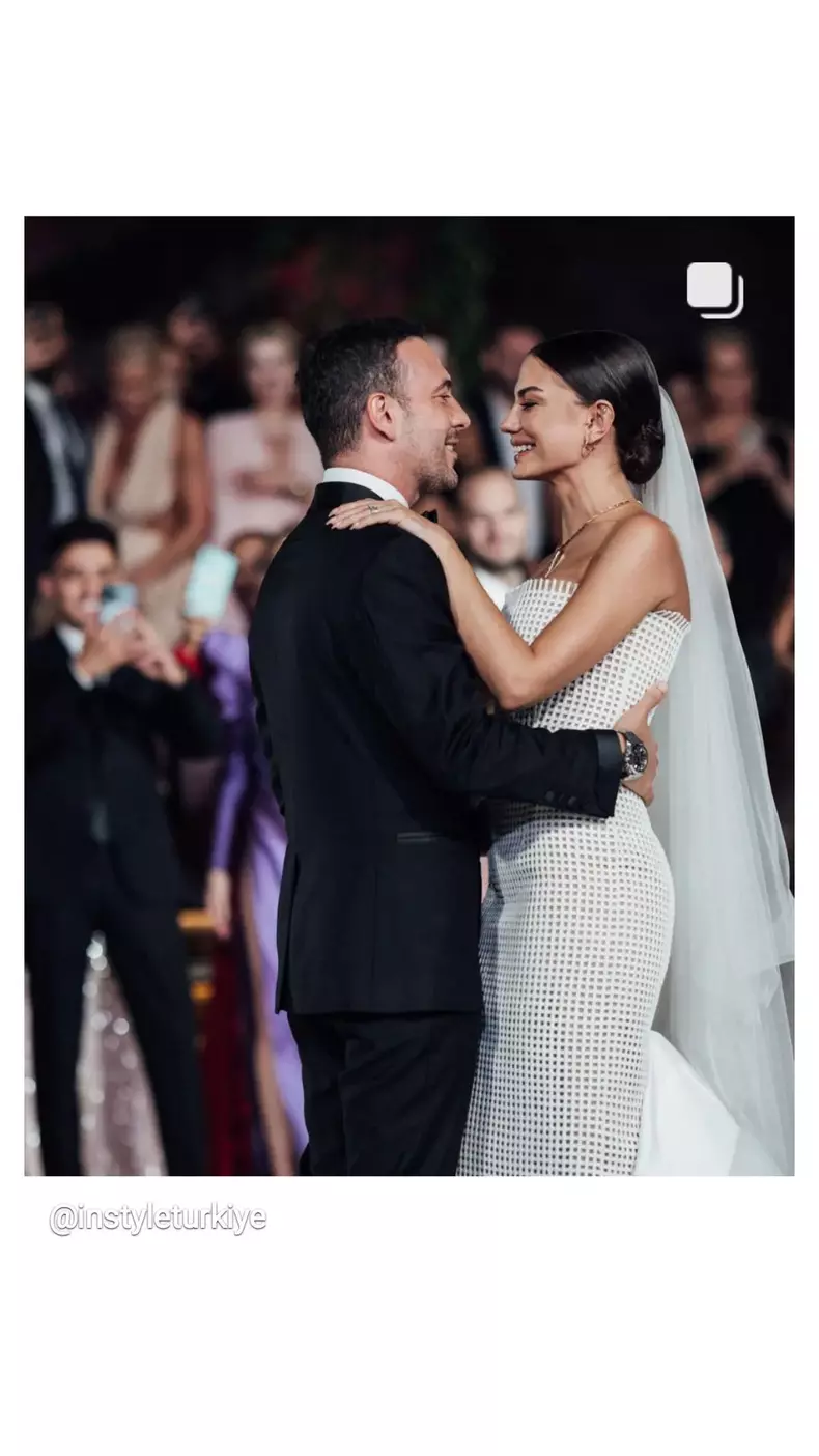 Demet Özdemir s-a căsătorit cu alesul inimii ei, cântărețul Oğuzhan Koç. Câte rochii a schimbat mireasa și ce cadou deosebit a primit