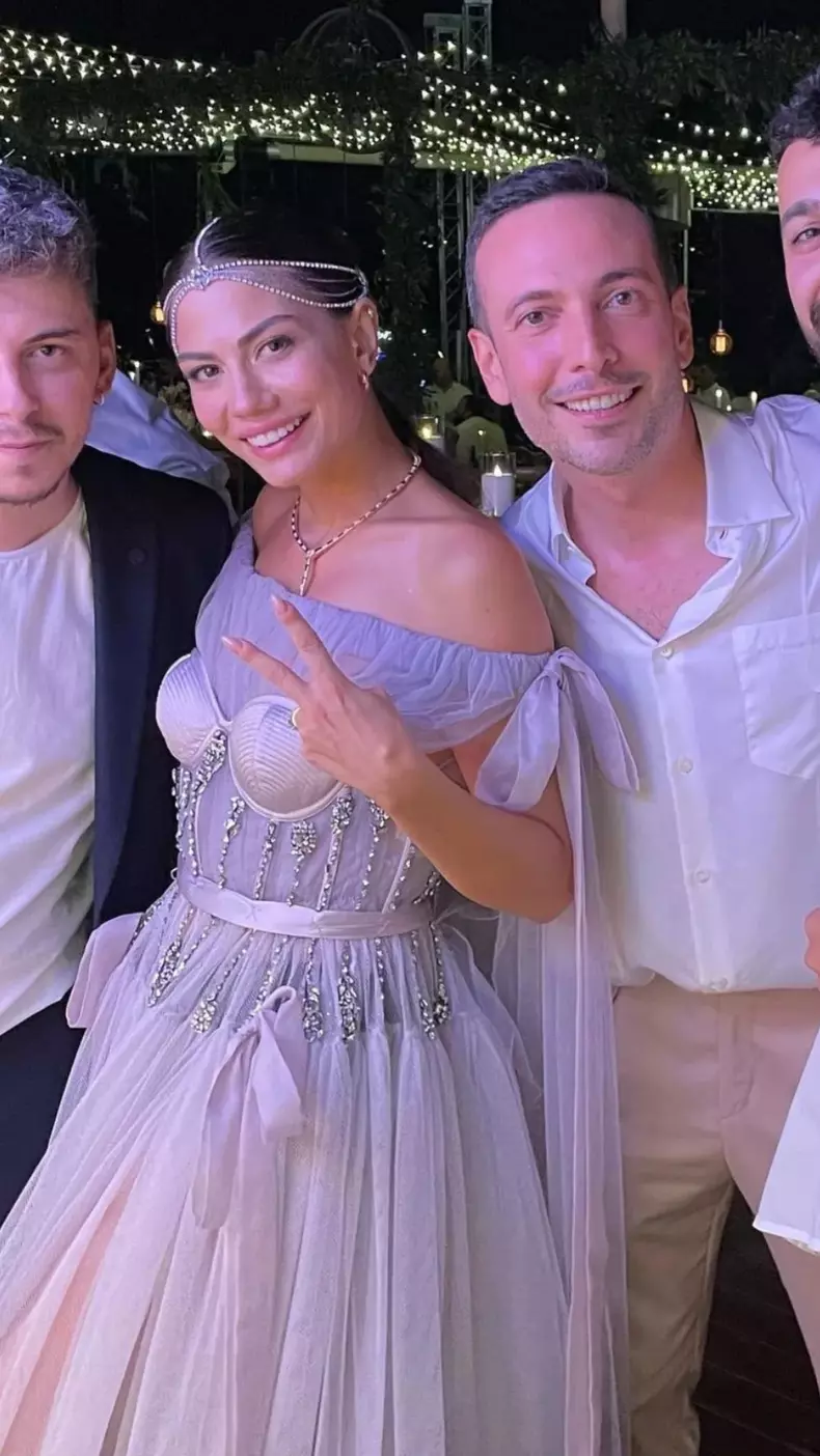 Demet Özdemir s-a căsătorit cu alesul inimii ei, cântărețul Oğuzhan Koç. Câte rochii a schimbat mireasa și ce cadou deosebit a primit
