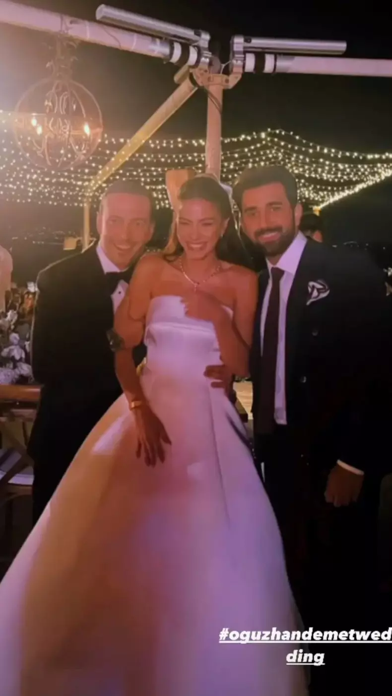 Demet Özdemir s-a căsătorit cu alesul inimii ei, cântărețul Oğuzhan Koç. Câte rochii a schimbat mireasa și ce cadou deosebit a primit