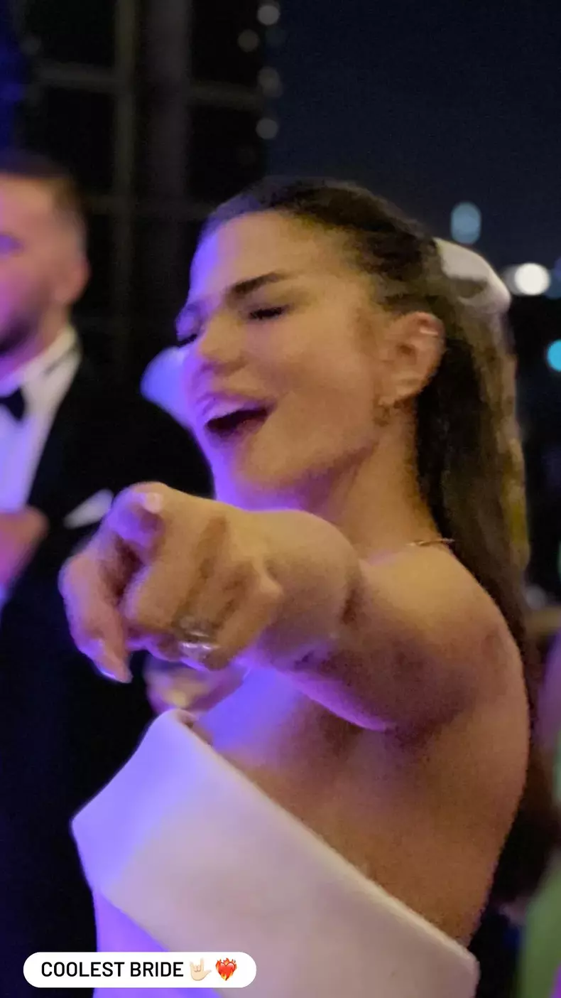 Demet Özdemir s-a căsătorit cu alesul inimii ei, cântărețul Oğuzhan Koç. Câte rochii a schimbat mireasa și ce cadou deosebit a primit