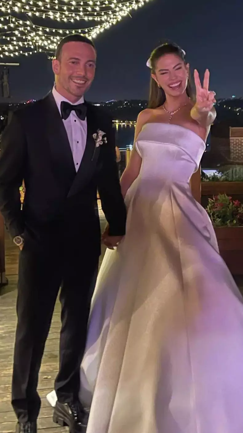 Demet Özdemir s-a căsătorit cu alesul inimii ei, cântărețul Oğuzhan Koç. Câte rochii a schimbat mireasa și ce cadou deosebit a primit