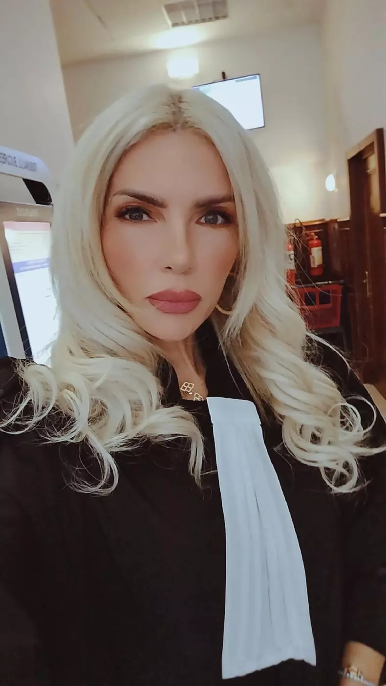 laura vicol in roba