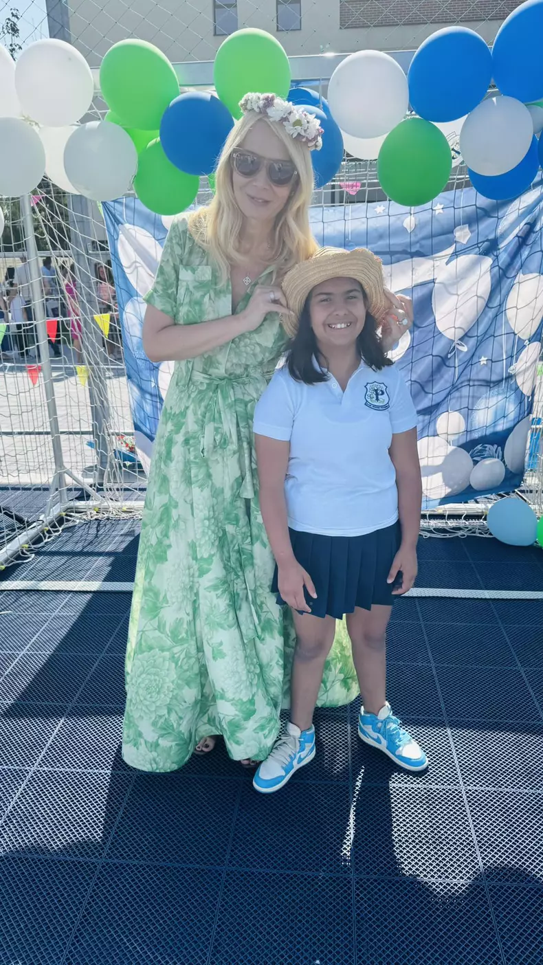Daciana Sârbu și fiica ei adoptată, Maria, la serbarea acesteia de final de clasa a III-a