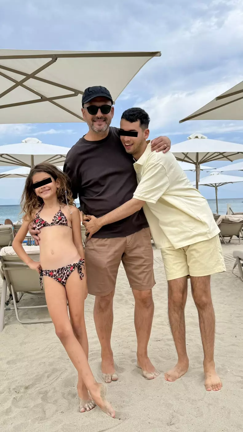 Mădălin Ionescu alături de doi dintre copiii lui, Filip și Petra, în vacanță în Grecia