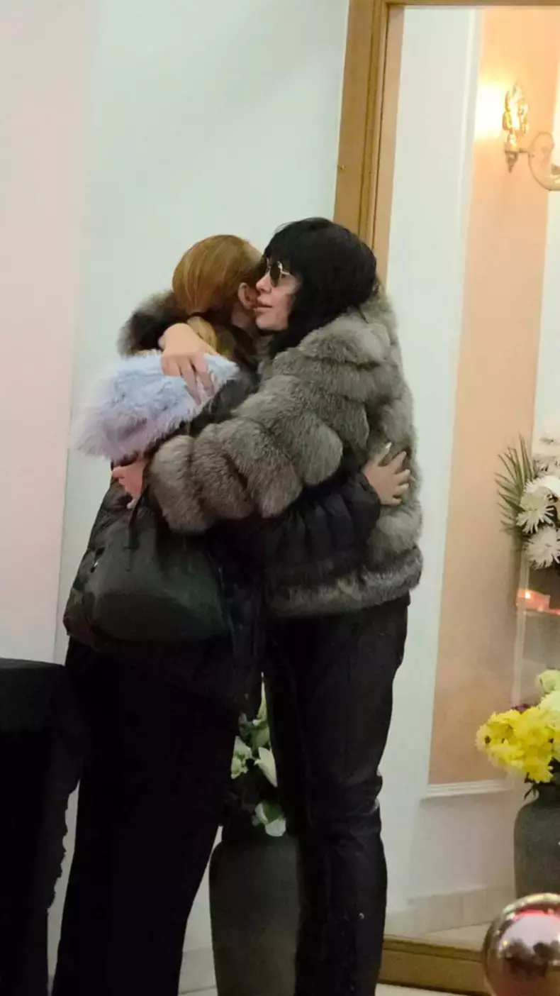 Mariana Moculescu și fiica ei, Nidia, la priveghiul lui Horia Moculescu (1)