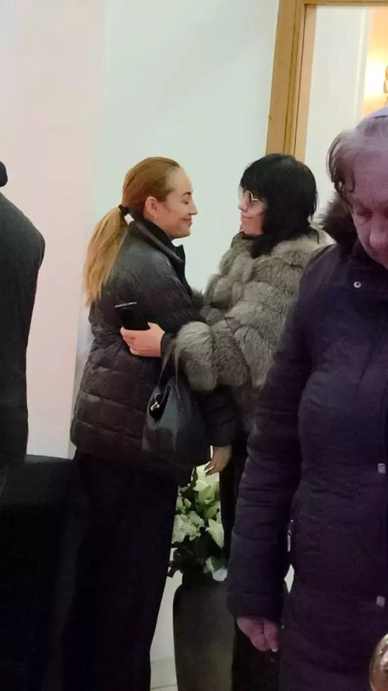 Mariana Moculescu și fiica ei, Nidia, la priveghiul lui Horia Moculescu (2)