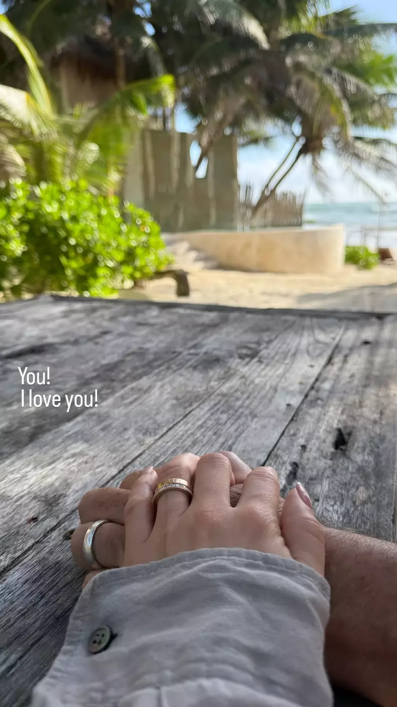 Raluka și Guy Kouris cu verighetele pe inelare