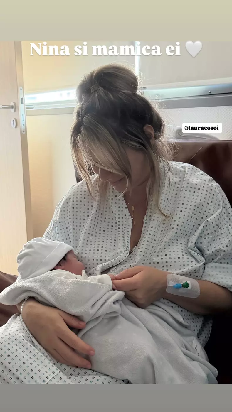 Prima imagine cu Laura Cosoi și a cincea fetiță, Nina (2)
