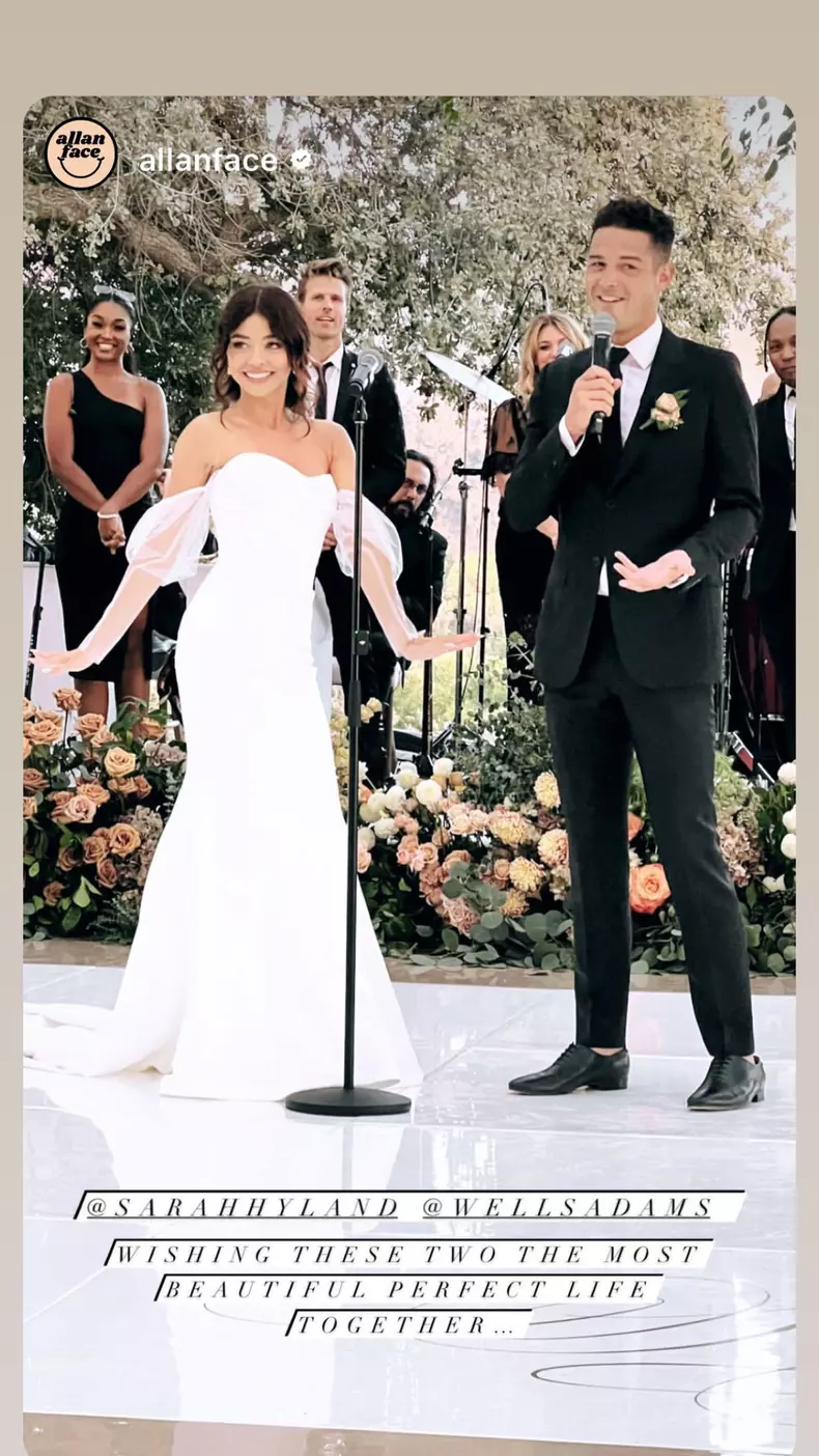 Reuniune-speciala-„Modern-Family-la-nunta-lui-Sarah-Hyland.-Cum-a-aratat-rochia-de-mireasa-a-actritei-2