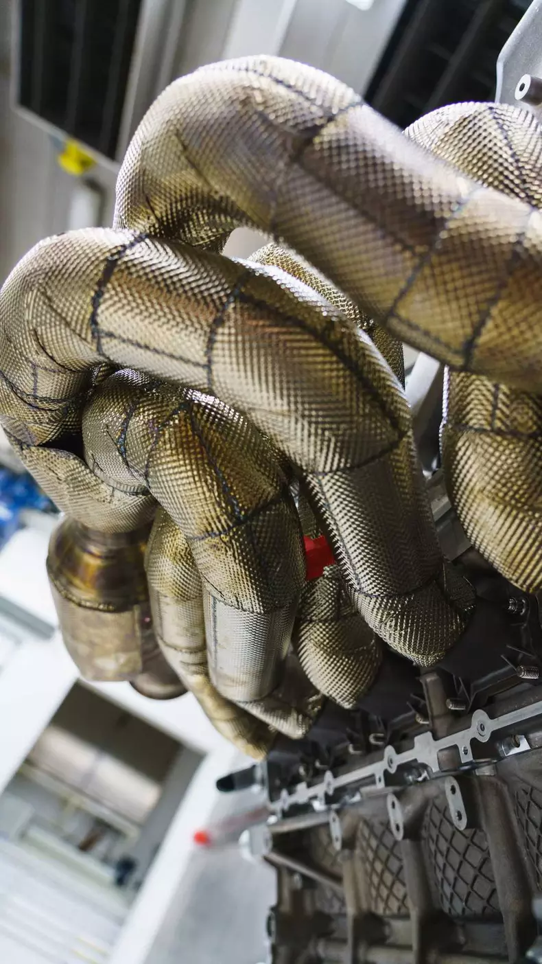 aston-martin-valkyrie-s-cosworth-v12-engine (14)