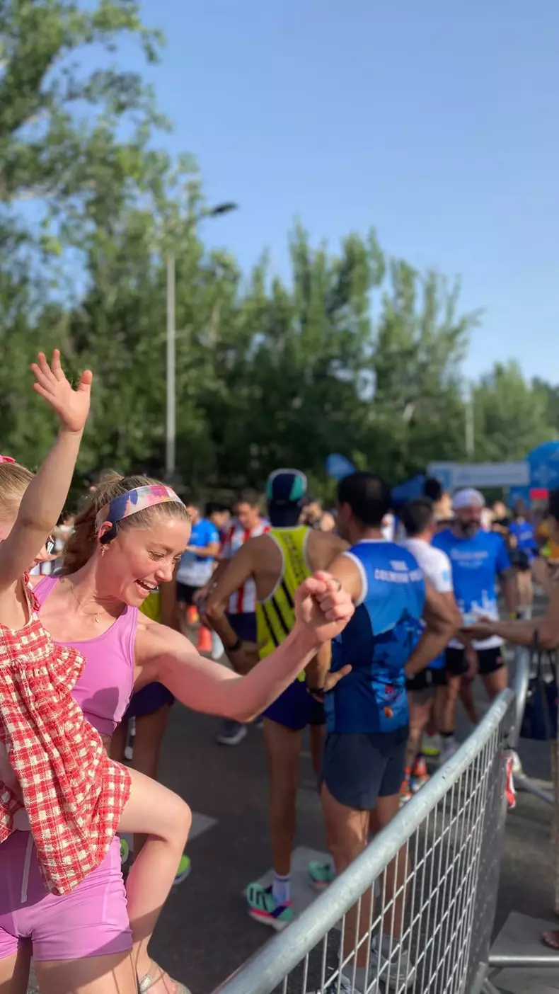 amber-heard-aparitie-rara-fiica-cursa-10-km-spania