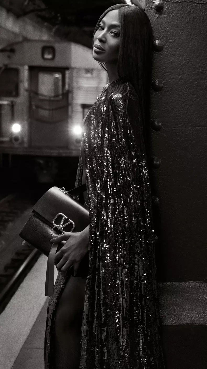 Naomi Campbell pose dans le metro de New York pour la nouvelle campagne de Valentino