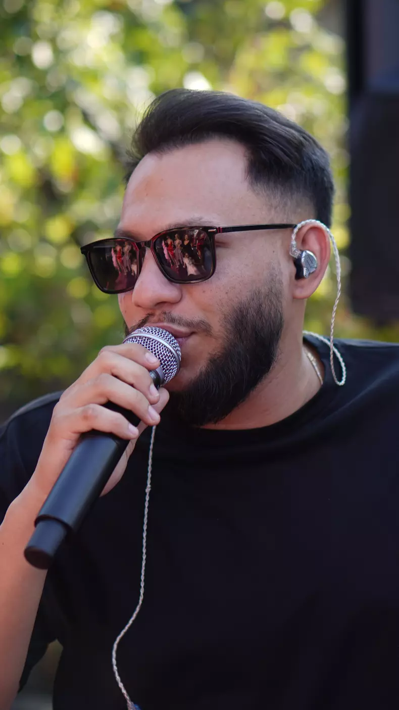 leo-de-la-rosiori-canta1