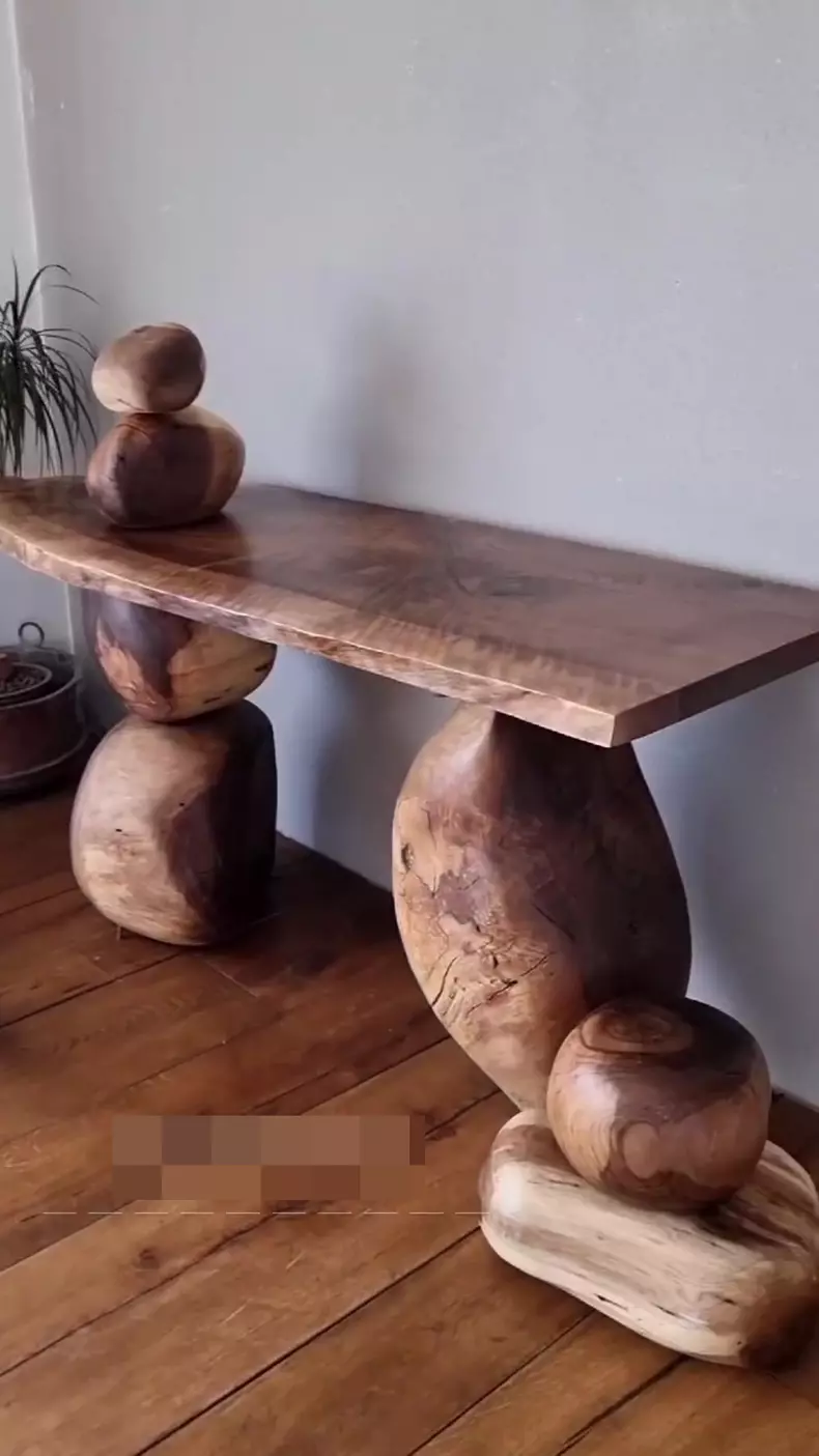 Alina Pușcaș a ales o masă din lemn masiv de nuc realizată pe comandă în România (4)
