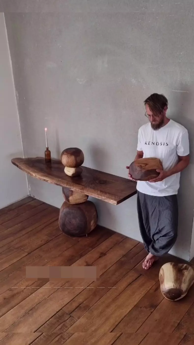 Alina Pușcaș a ales o masă din lemn masiv de nuc realizată pe comandă în România (5)