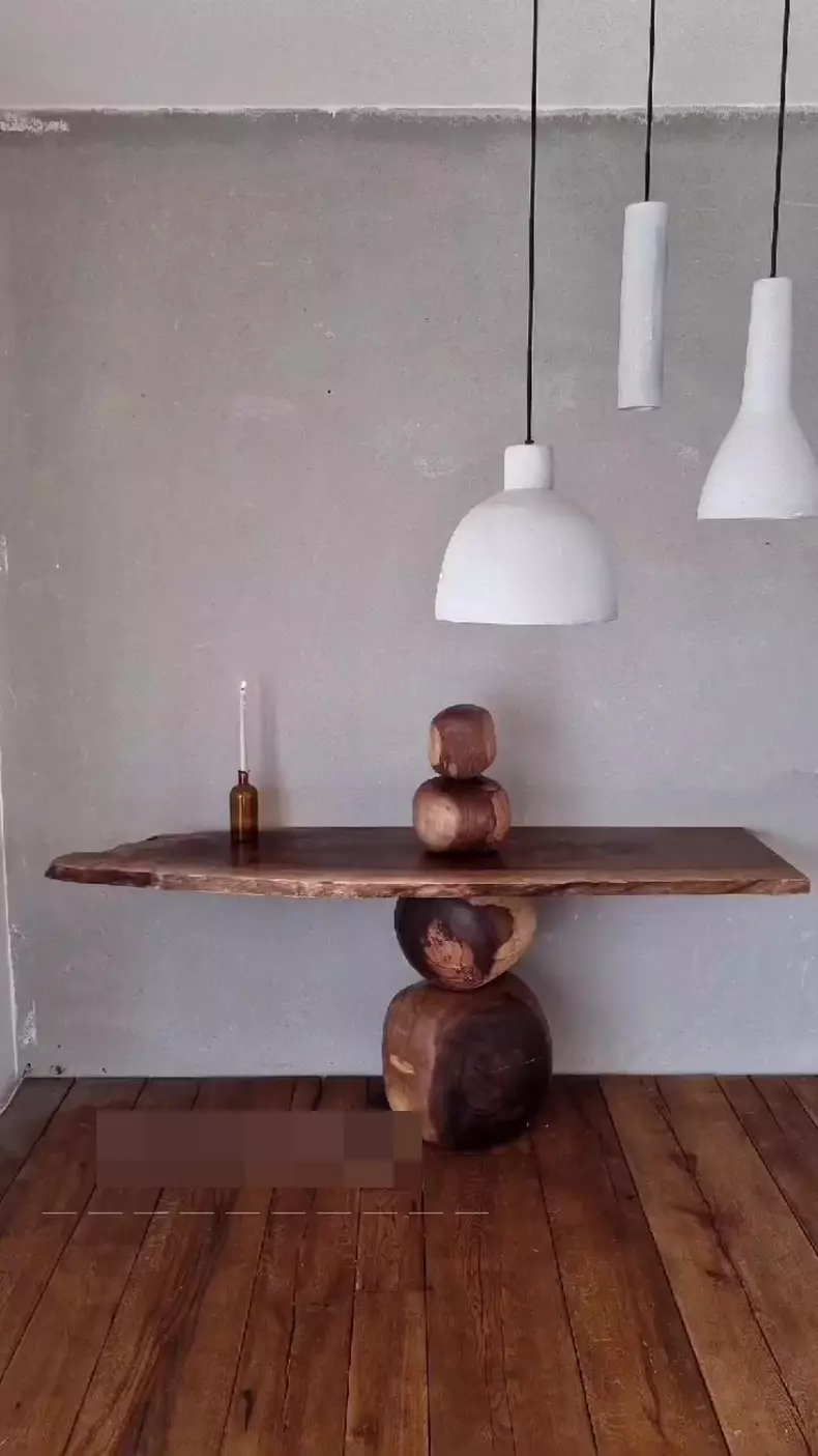 Alina Pușcaș a ales o masă din lemn masiv de nuc realizată pe comandă în România pentru casa ei