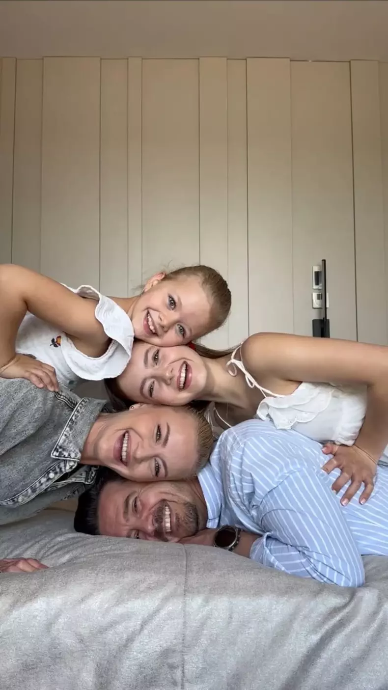 Mihai Petre, soția lui, Elwira, și fiicele lor, Catinca și Ariana