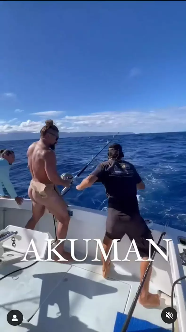 jason-momoa-s-a-dezbracat-in-direct-la-tv-2